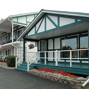 Super 8 By Wyndham Gananoque - Country Squire Resort